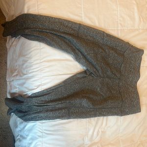 Grey leggings with side pockets